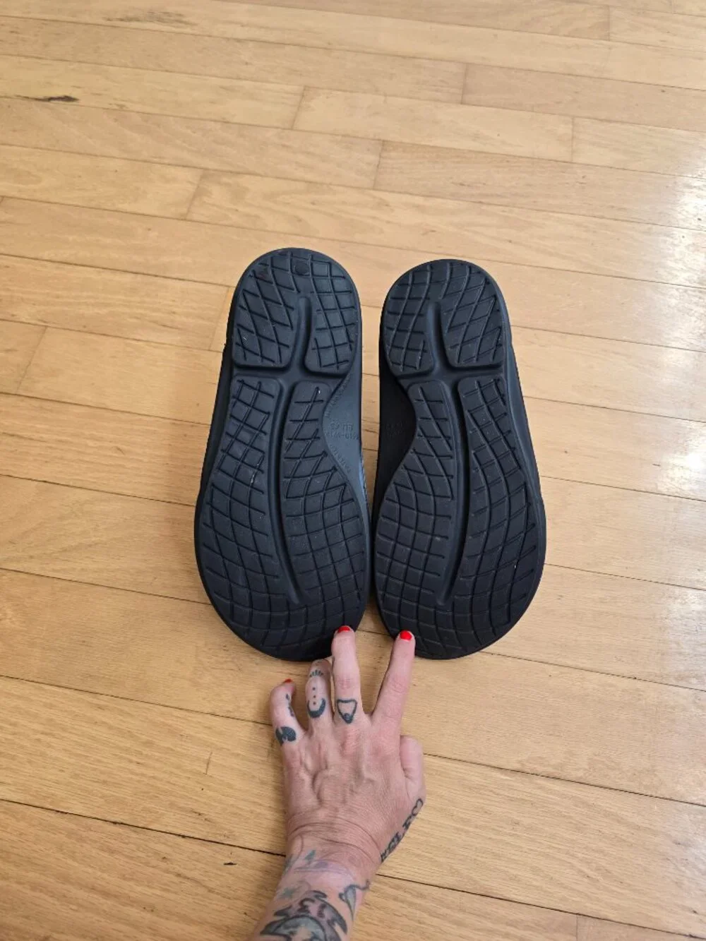 OOFOS | OOahh black monochrome sporty adjustable recovery slides | MENS 10